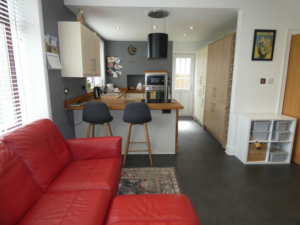 KITCHEN / DINING
