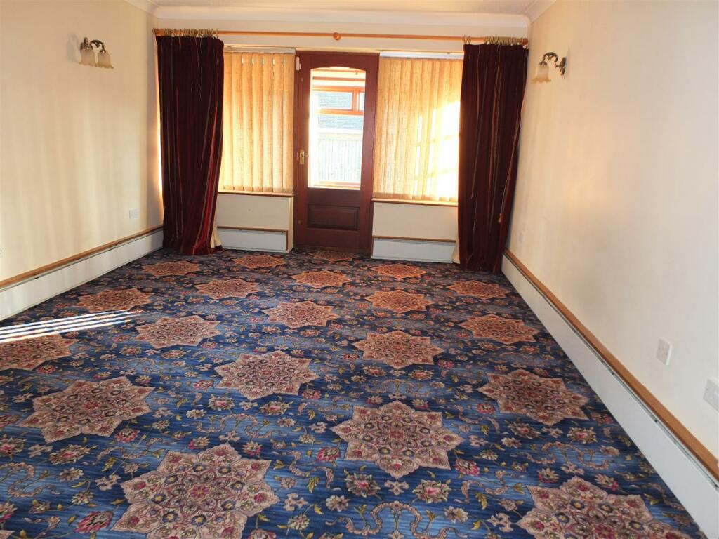 87 Bridge Road Living Room.JPG