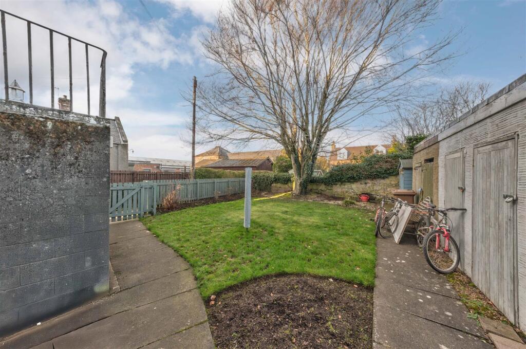 32 Commercial Street Ladybank-11.JPG