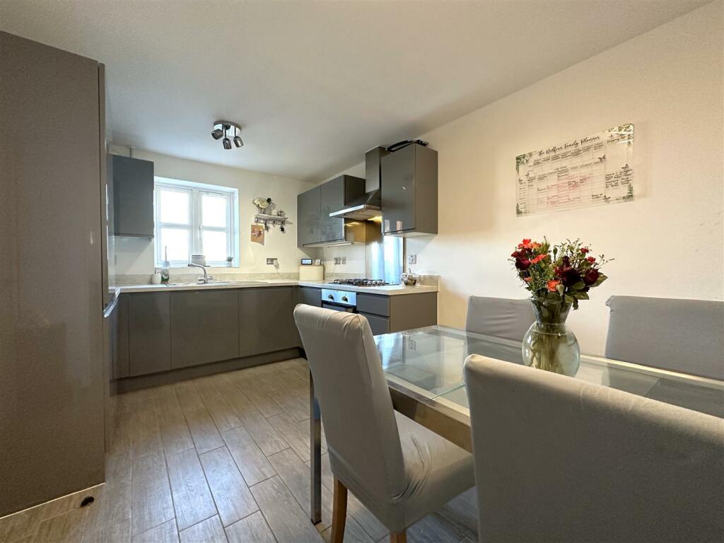 Spacious Dining Kitchen 604