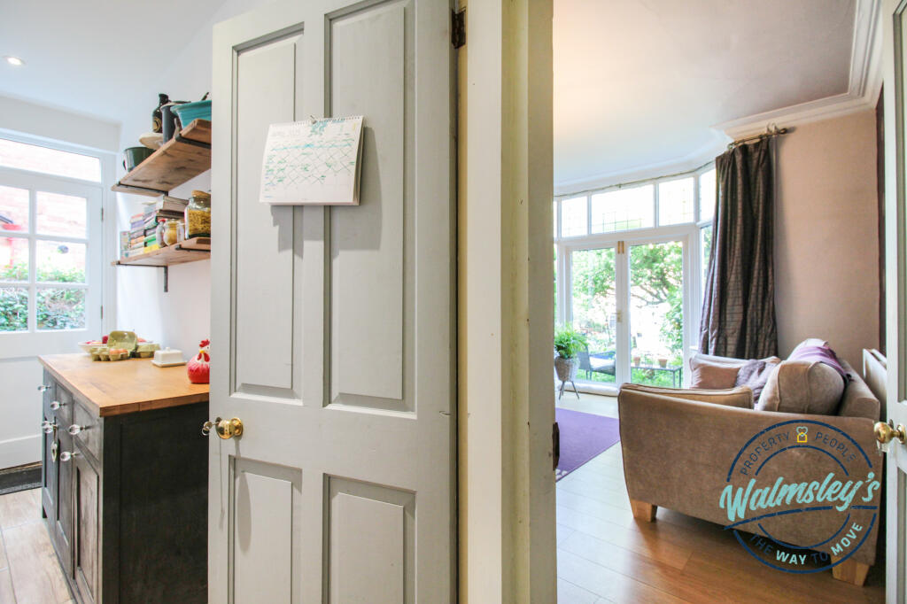 Hallway towards sitting room &amp; kitchen