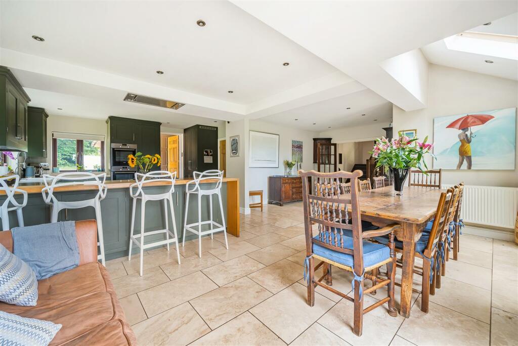 Kitchen breakfast room.jpg