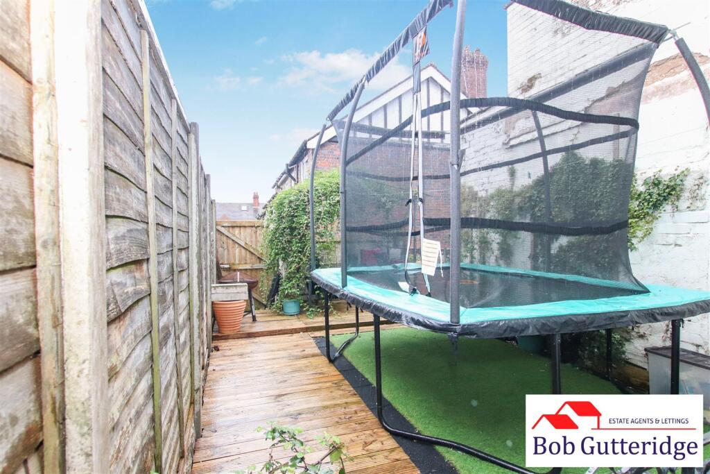 ENCLOSED REAR GARDEN