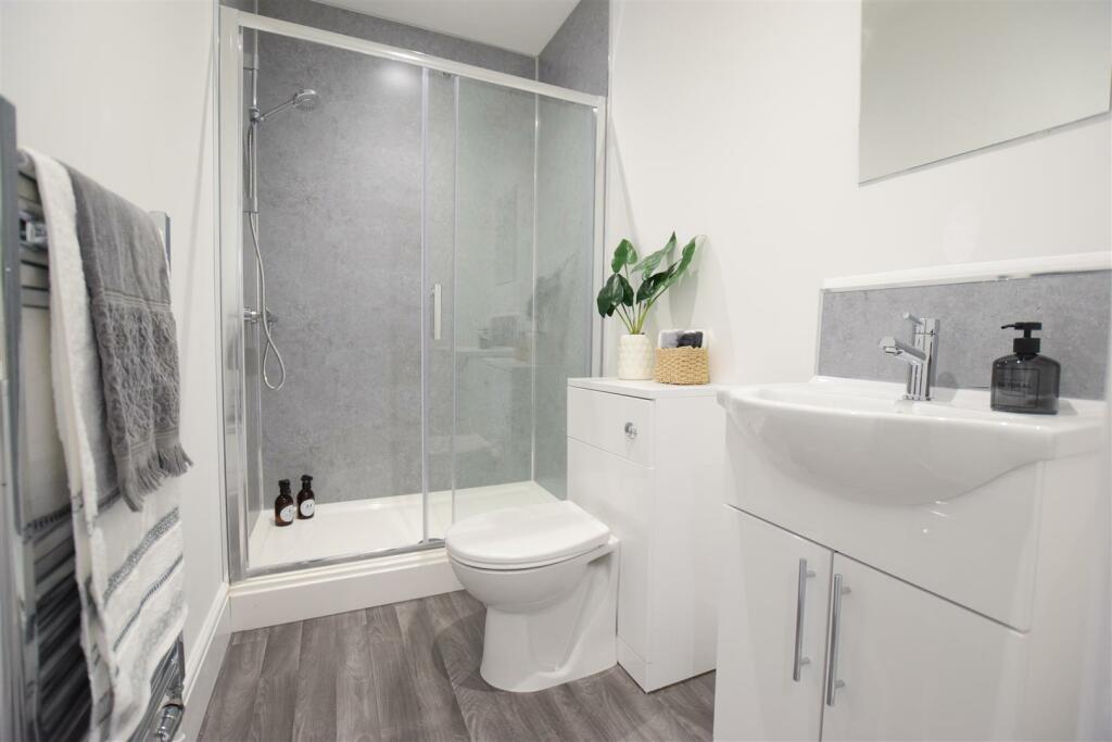 Apt 1 Bathroom.JPG