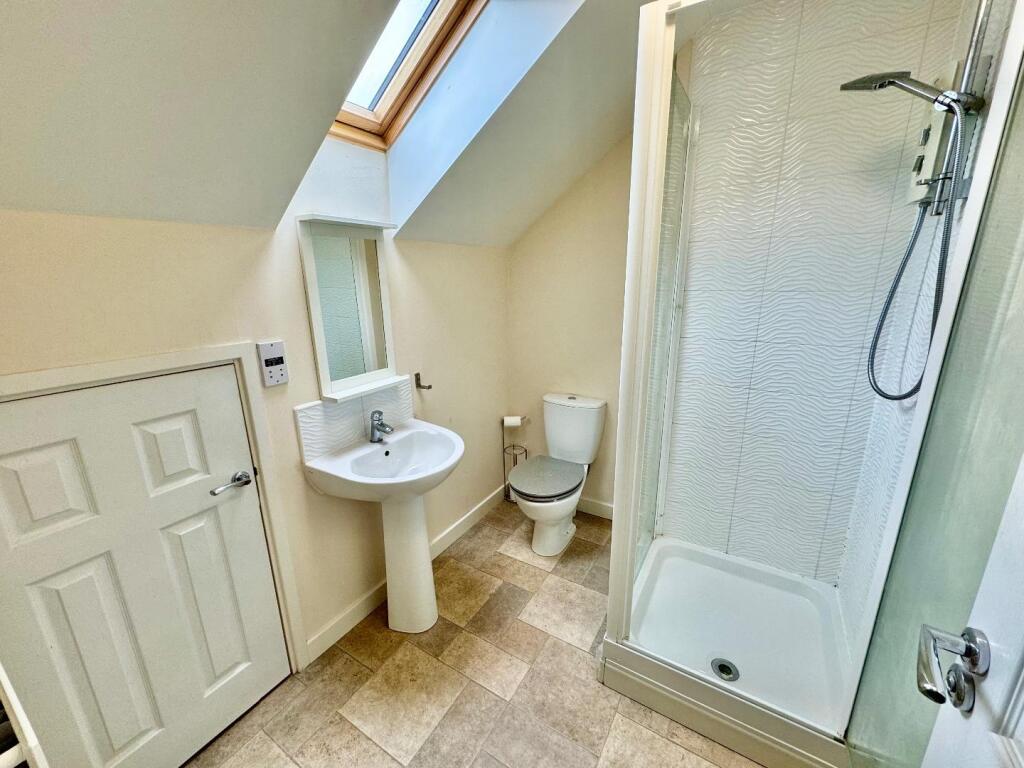 EN-SUITE SHOWER ROOM