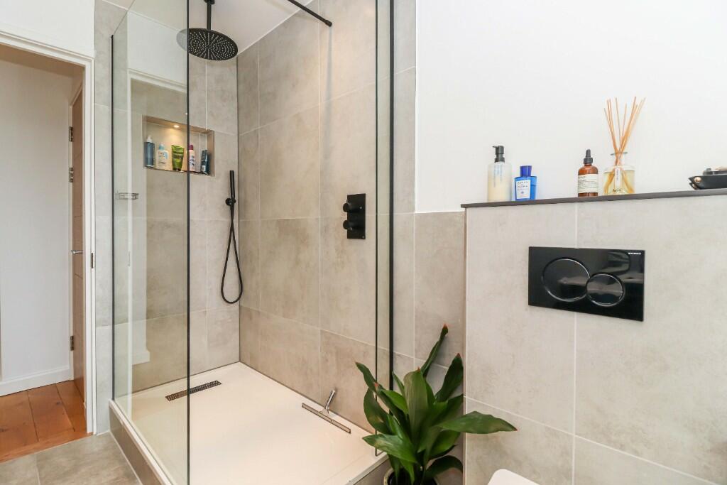 Bath &amp; shower room