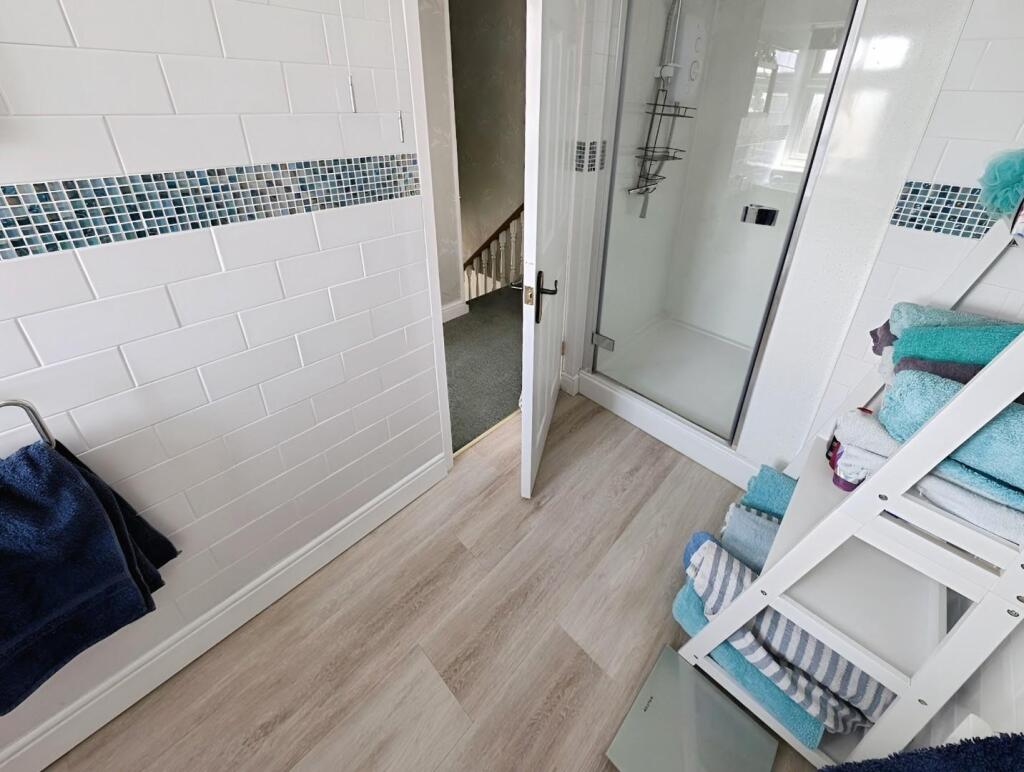 44b00b3c-shower.jpg