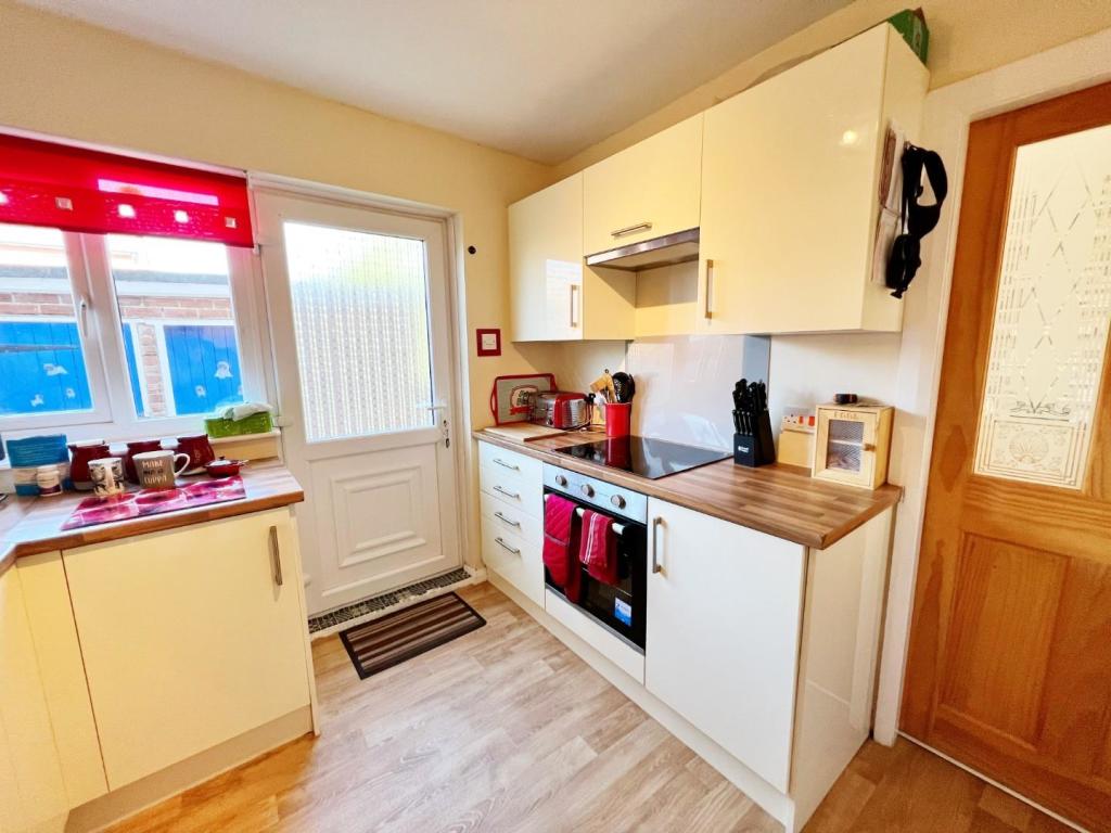 Kitchen pic 2.jpg