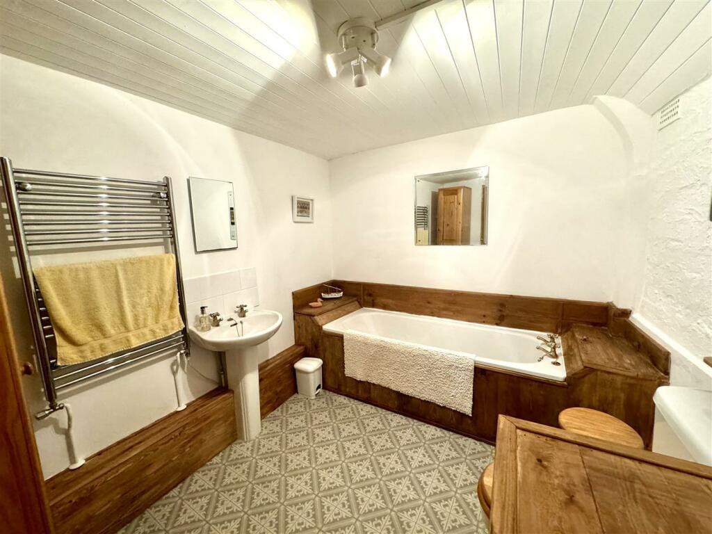 FAMILY BATHROOM