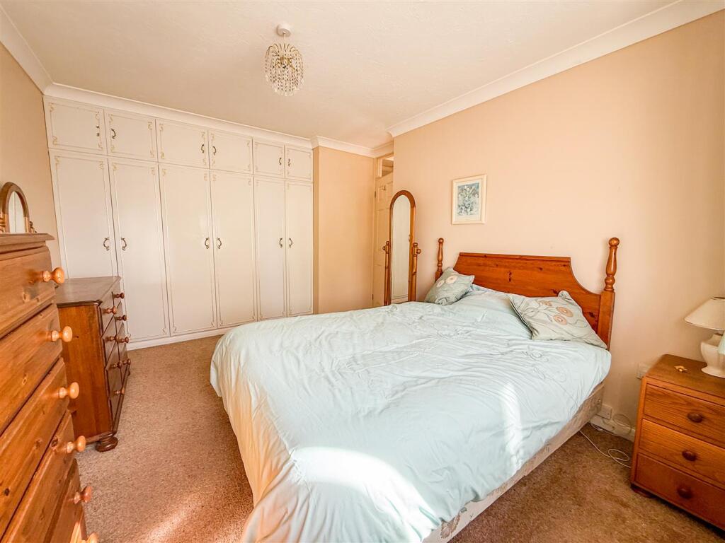 BEDTOOM ONE