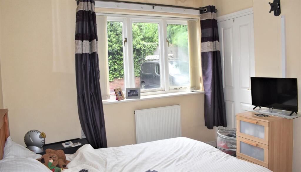 bedroom 1 (1).jpg