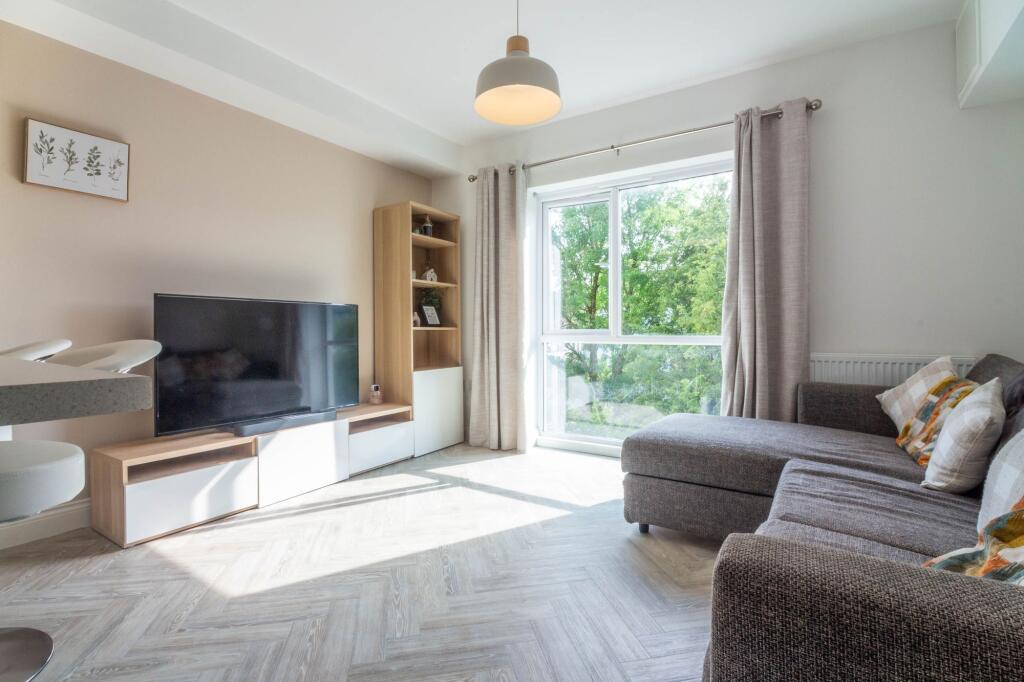 KITCHEN/SITTING ROOM