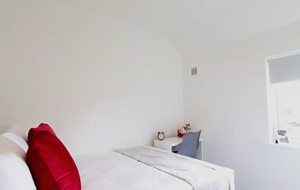 A bright and tidy single bedroom featuring a co...