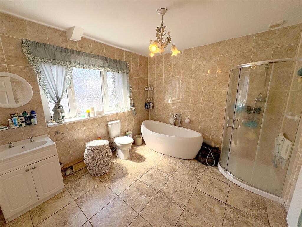 Bathroom a.jpg