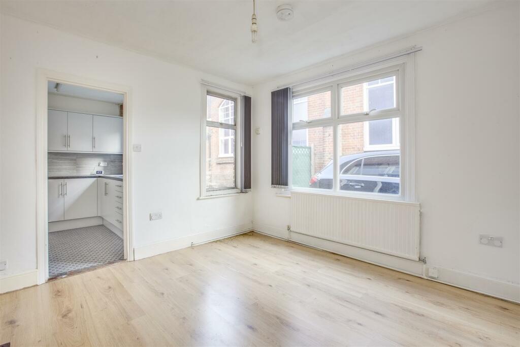 7 Victoria Street, HP11 2LU-5.jpg