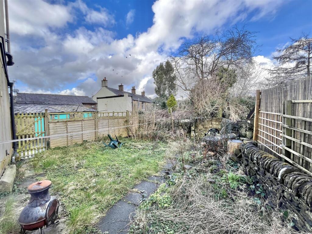 Walled Frontage &amp; Shared Rear Garden