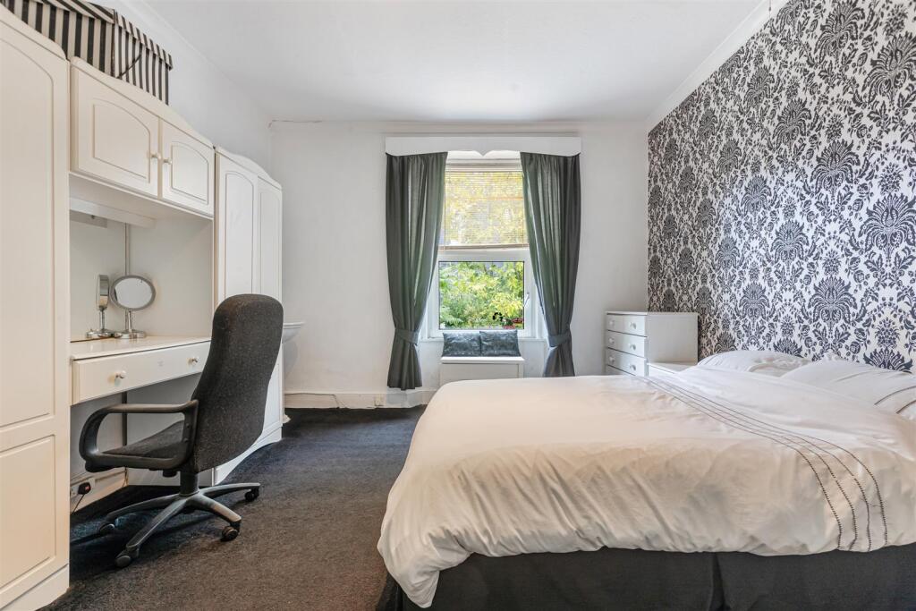 A16 - Bridge Road Torquay, Olivet - 250814.jpg