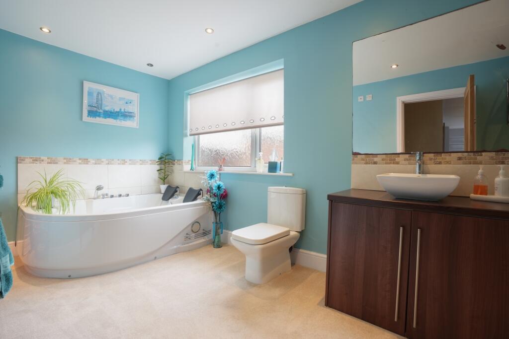 EweMove Estate Agents Scunthorpe - Master Bathroom