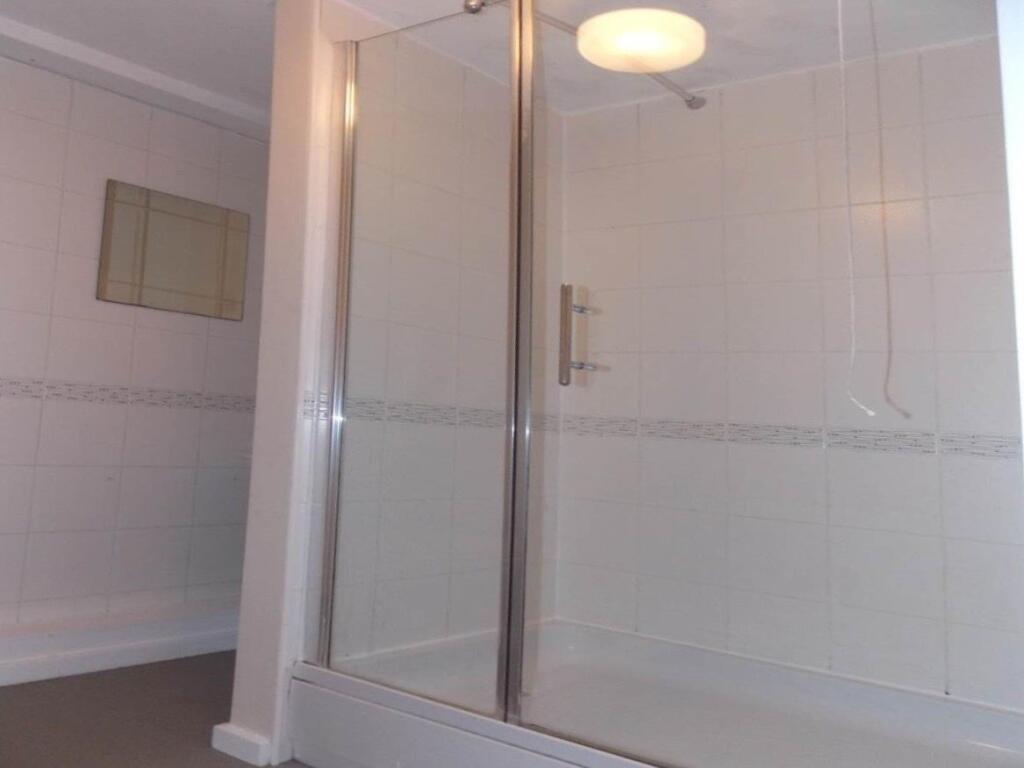 A clean and well-maintained bathroom suite feat...