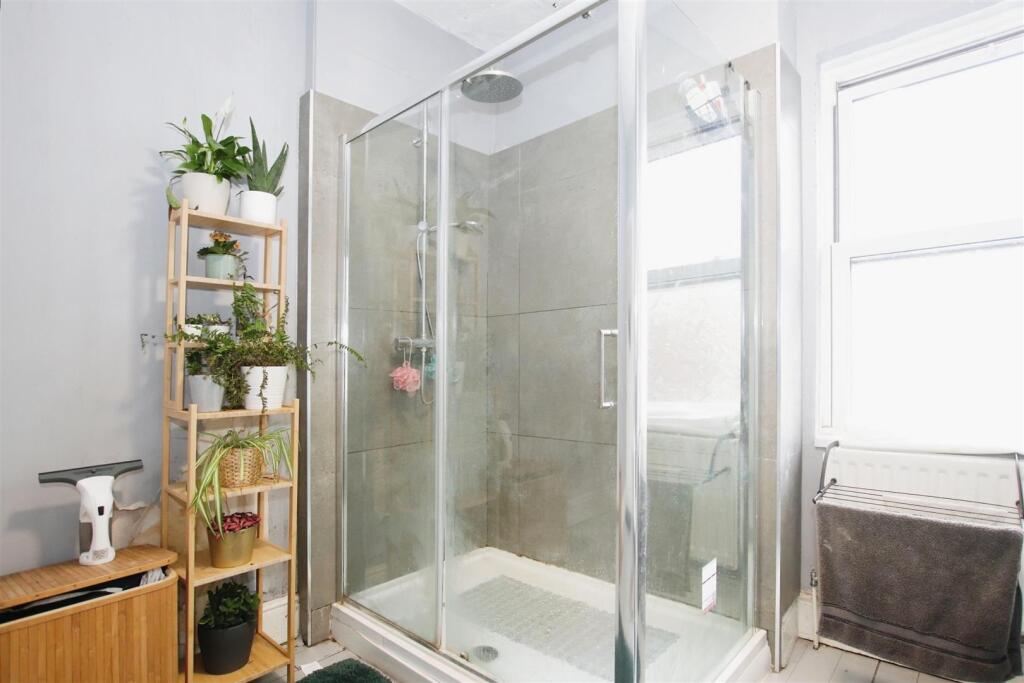 FIRST FLOOR BATHROOM