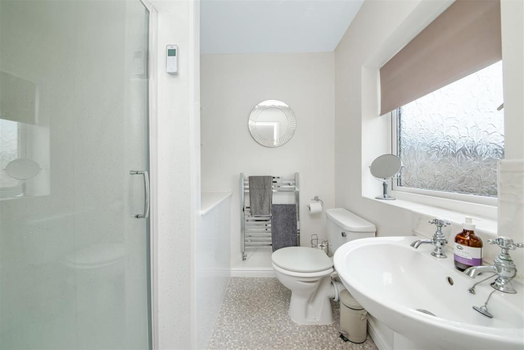 EN-SUITE SHOWER ROOM
