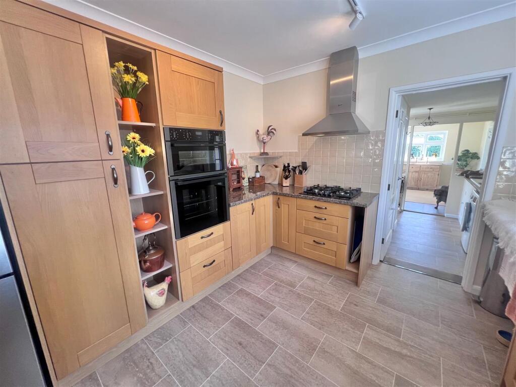 Kitchen b.jpg