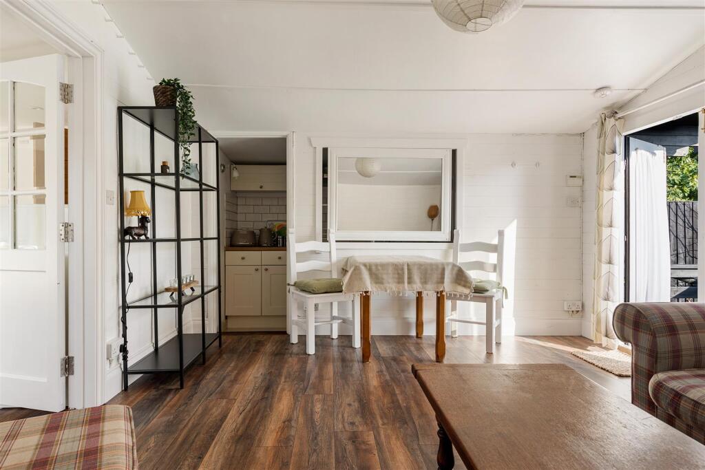 Amesbury Drive E4