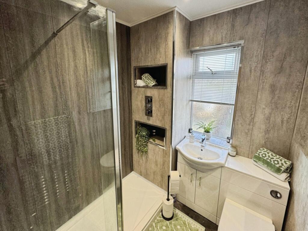 pbox-bathroom-339709.jpg
