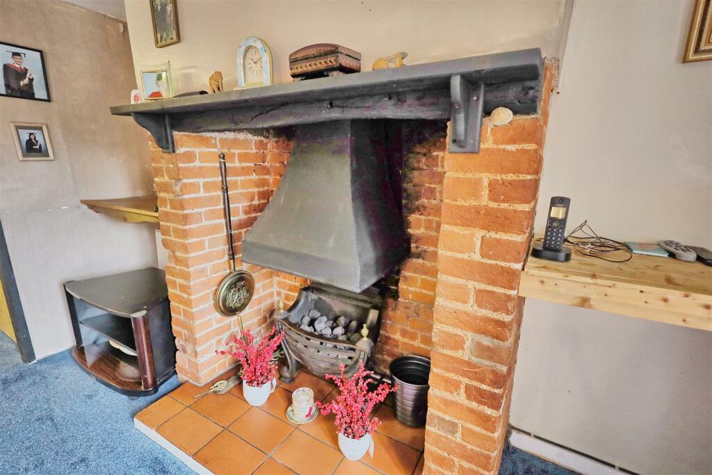 FEATURE FIREPLACE
