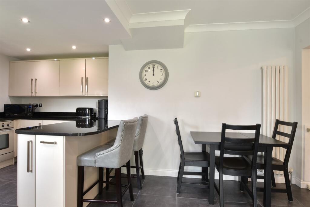 Kitchen/Breakfast Area