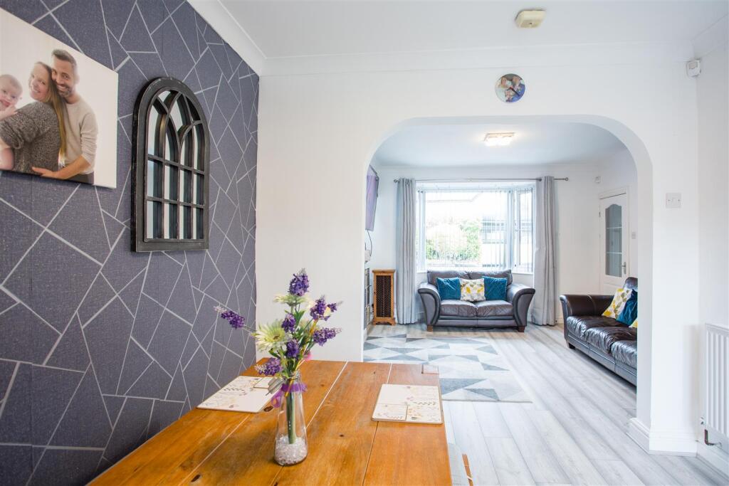 LOUNGE/THROUGH DINING AREA