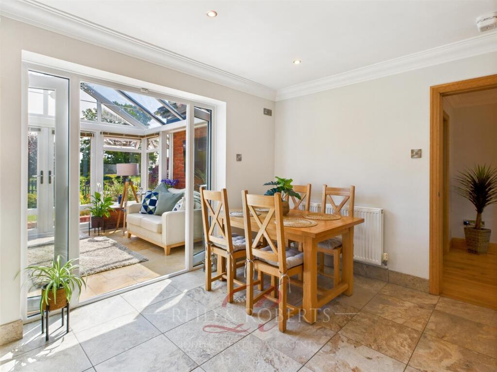 Kitchen/ Breakfast Room