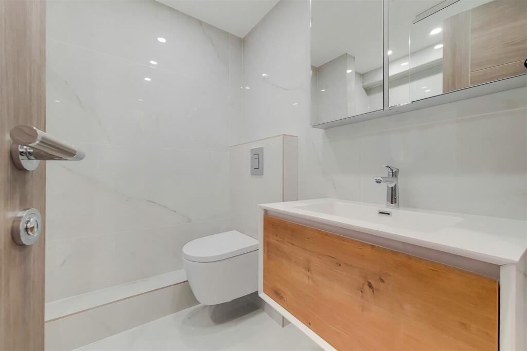 7_Main Ensuite-1.jpg