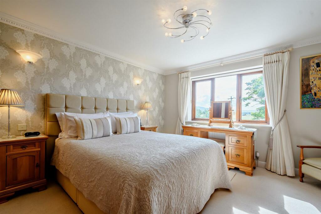 Principal Bedroom - 6 Lawrences Meadow.jpg