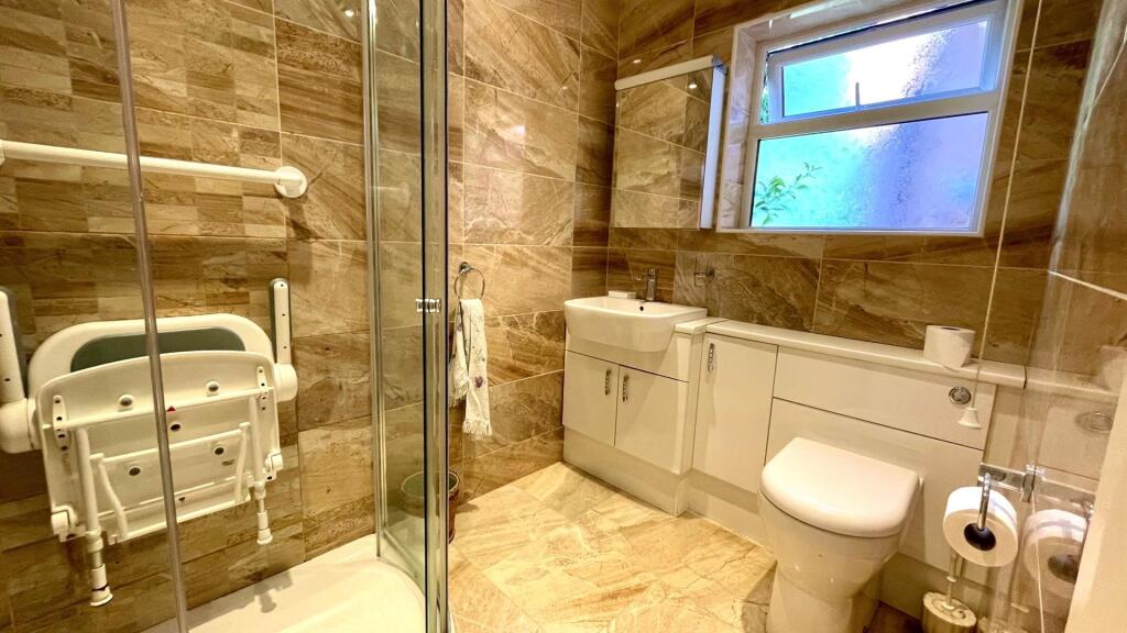 TILED MODERN 3 PIECE SHOWER ROOM IN WHITE