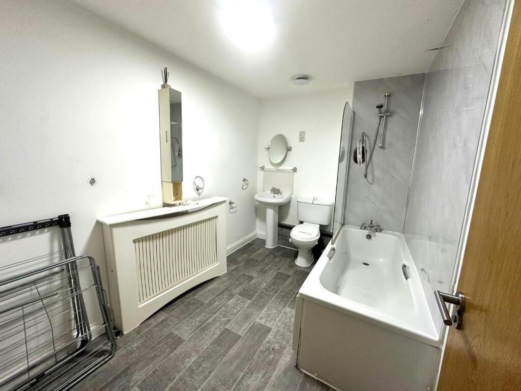 4 park mews bathroom 2.jpeg