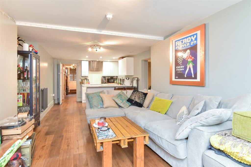 Lounge/ Kitchen