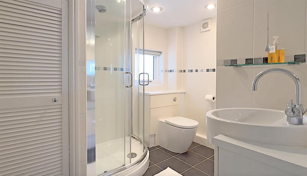 Buoys GF Shower Room.jpg