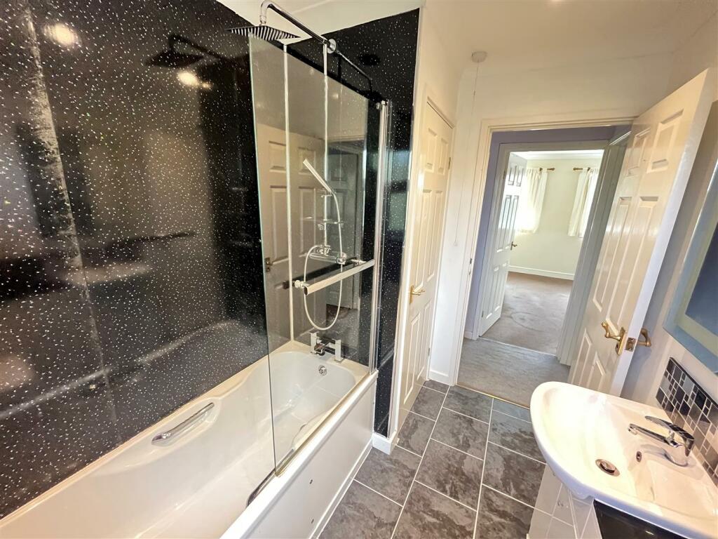 bathroom 1.jpg