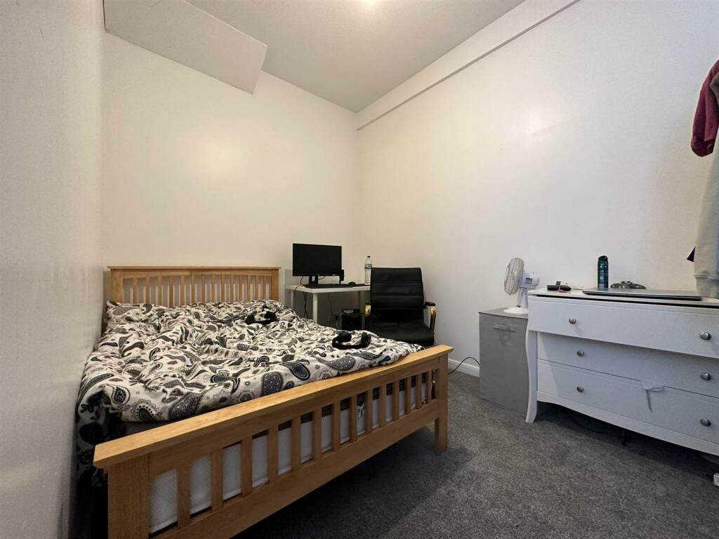 62B bedroom 1 (2).jpg