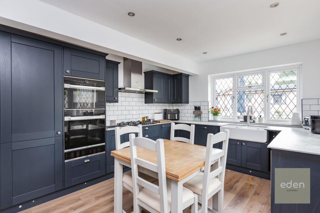 KITCHEN/BREAKFAST AREA