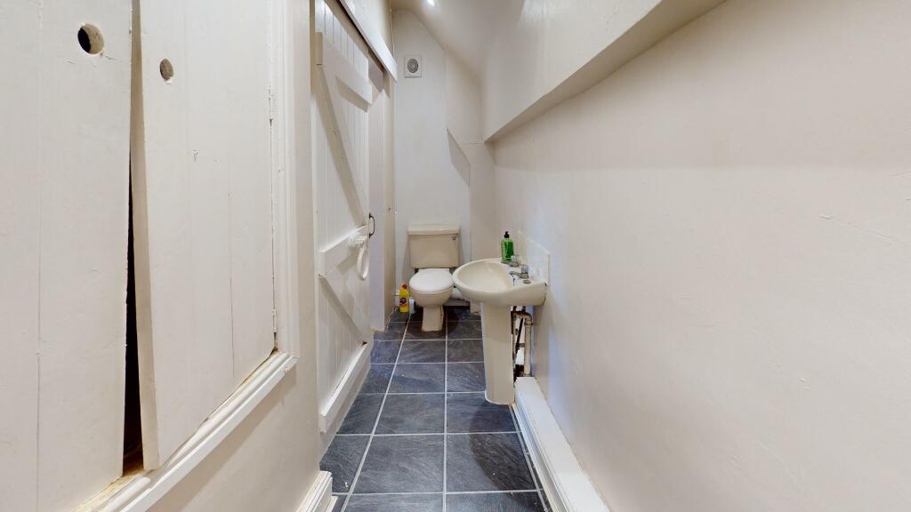 jjTGqh4K1eP-Bathroom