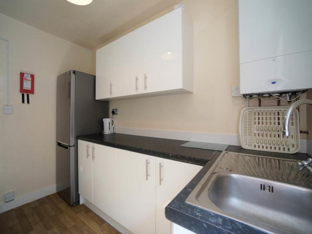 67HighSt_kitchen1.JPG
