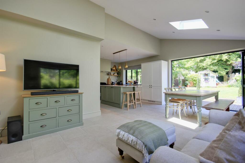Priory Crescent (12).jpg