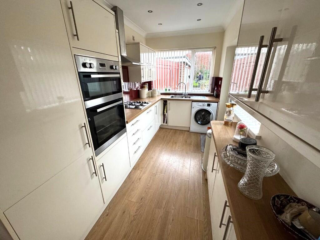 FITTED KITCHEN
