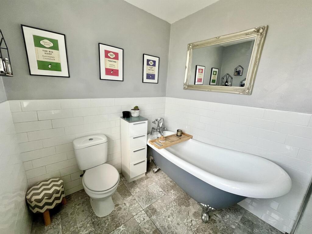 Spacious Bathroom