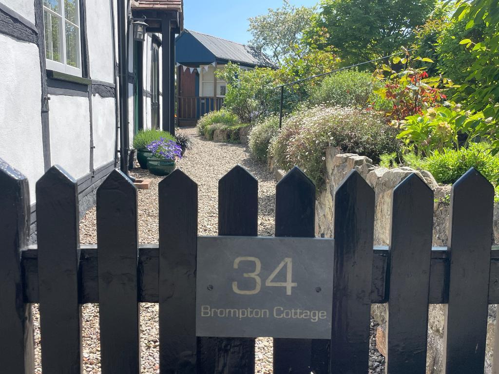 Adorable cottage on Bank Street