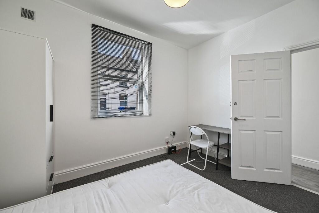 Bright and tidy single bedroom featuring a larg...