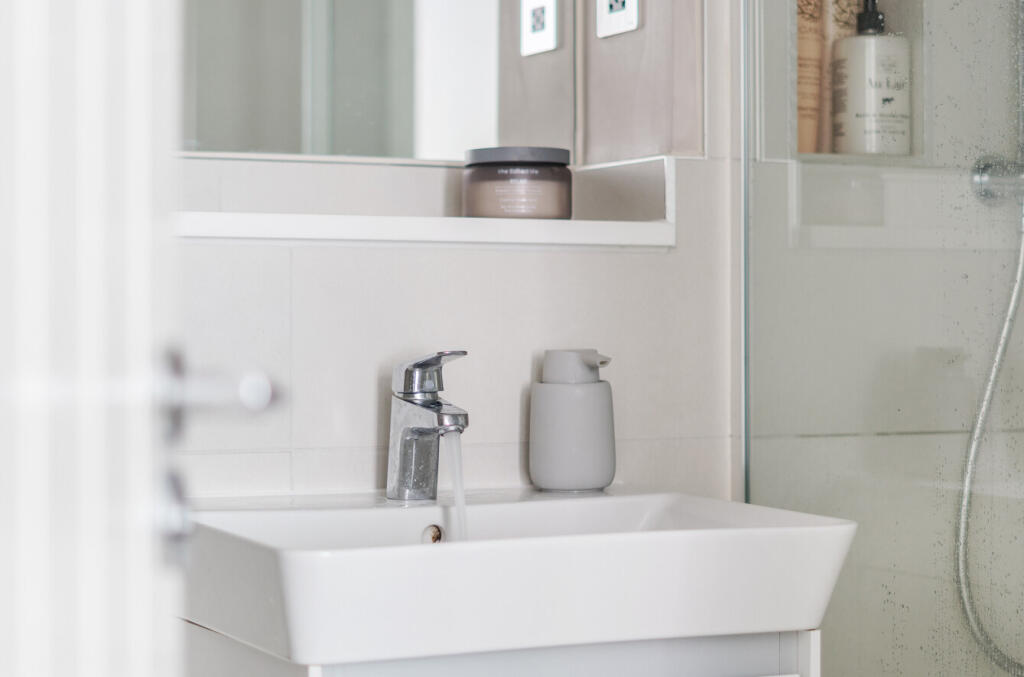 1374897-20-690b5b...