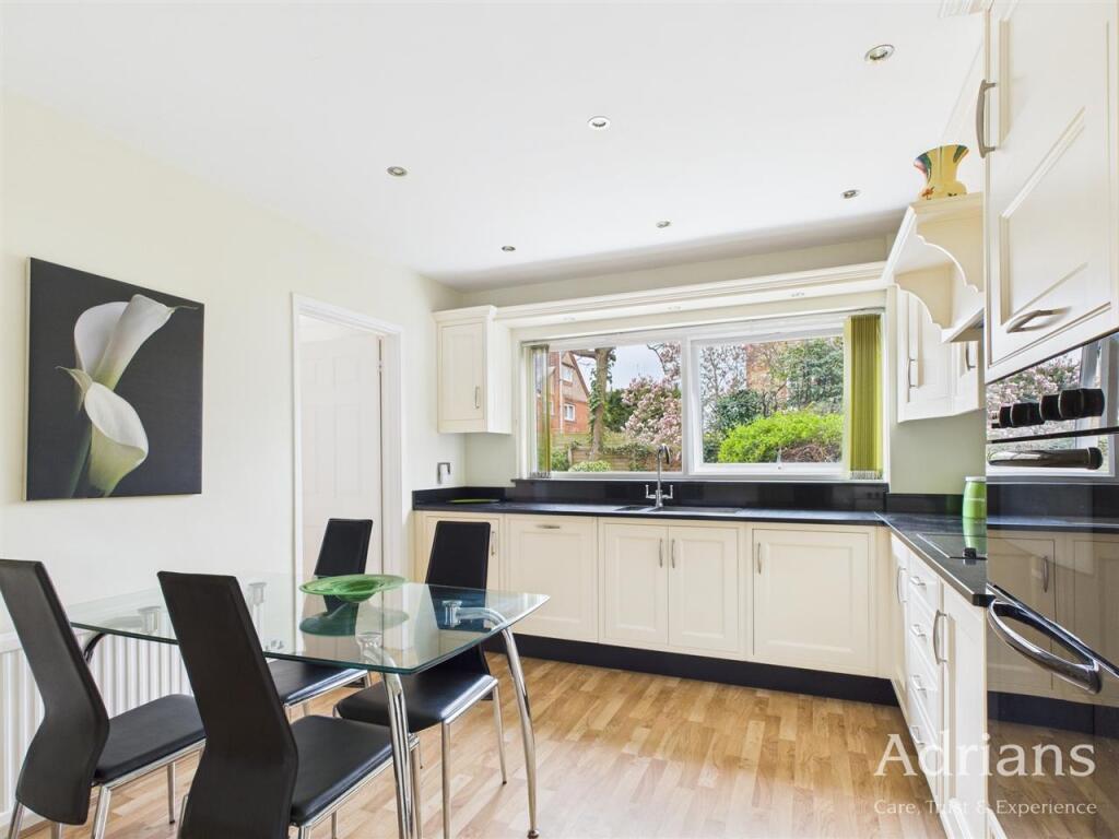 KITCHEN /